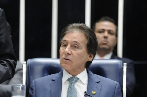 À mesa, presidente do Senado, senador Eunício Oliveira (PMDB-CE)