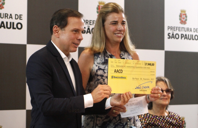 A promessa do prefeito é doar os próximos 48 salários a instituições de caridade