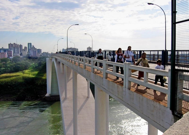 Fronteiras abertas como no acesso pela Ponte da Amizade são exceção entre países vizinhos