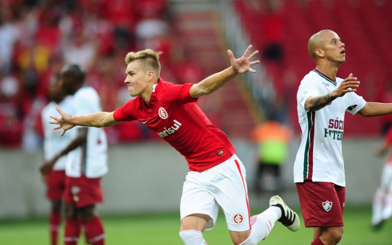 Charles teve boa atuação e marcou seu primeiro gol como profissional