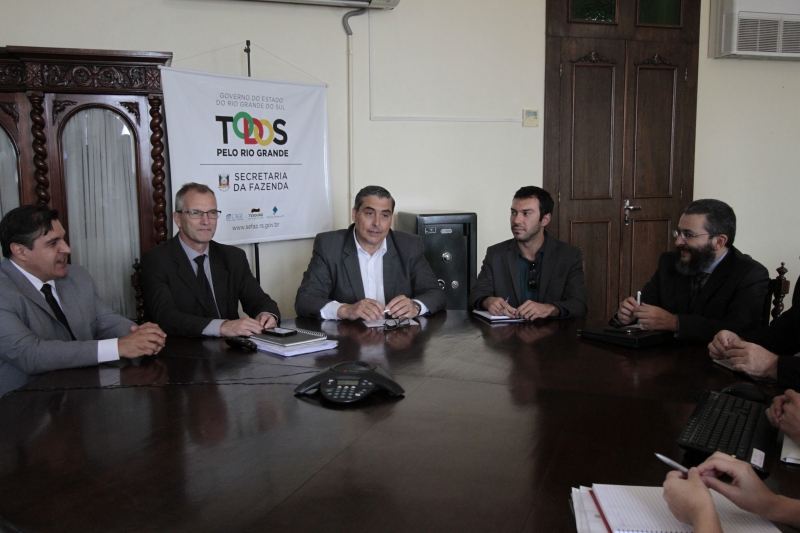 Técnicos da Secretaria do Tesouro Nacional encontraram-se com o secretário Giovani Feltes (centro)