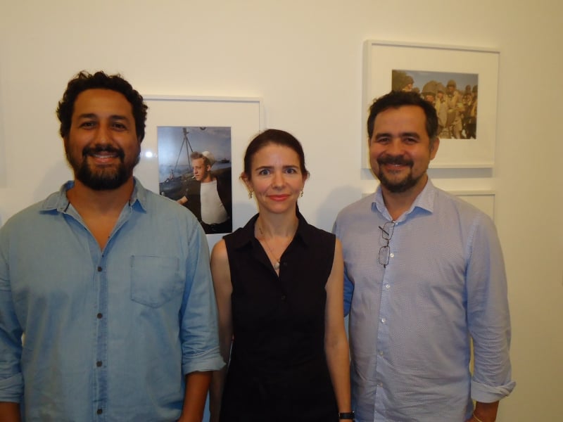 Rafael Ferraz com a curadora Cynthia Young e Alberto Saraiva