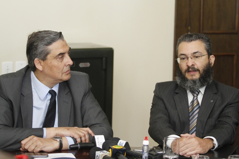 Secretário Giovani Feltes (e) e Edélcio de Oliveira (d) apresentaram balanço dos trabalhos na Fazenda