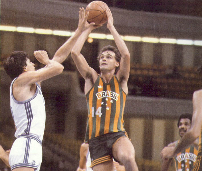 Oscar é o maior cestinha da história do basquete, com 49.737 pontos, e da Olimpíada, com 1.093