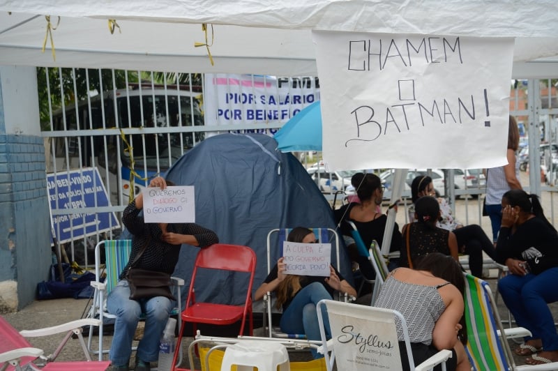  Mulheres e familiares de policiais continuam acampadas na porta dos Batalhões da Polícia Militar de Vitória