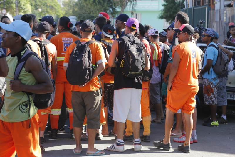 Funcionários protestam em frente à uma unidade da Cootravipa