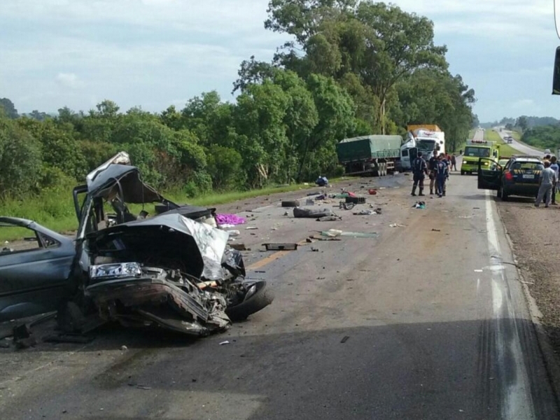 Colisão em acidente na BR-116 em Pelotas teve cinco mortos e deixou automóvel destruído