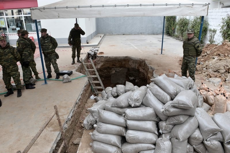 Militares gregos trabalham para destruir a bomba com segurança