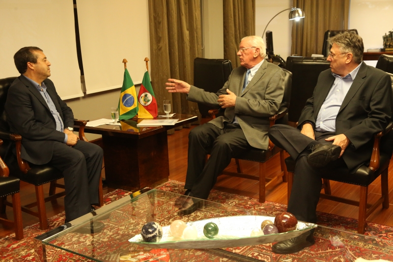Heitor José Müller (centro) recebeu o ministro Ronaldo Nogueira (e)