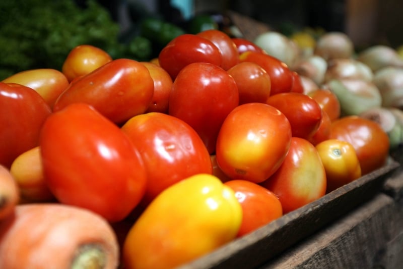 Oito dos treze produtos que compõem a cesta ficaram mais caros, com destaque para o tomate