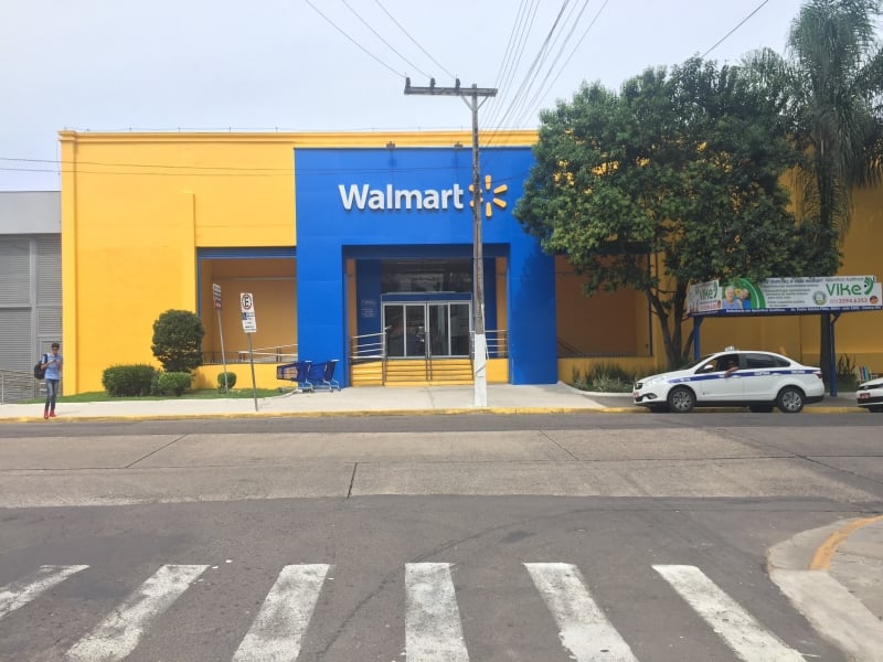 Enquanto divulga balanço, rede adota a marca Walmart em pontos e fecha lojas no Brasil