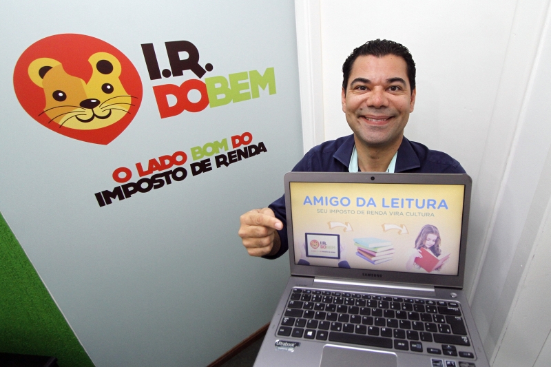 Renato Paixão, diretor da VR projeto, desenvolve o projeto Amigo da Leitura
