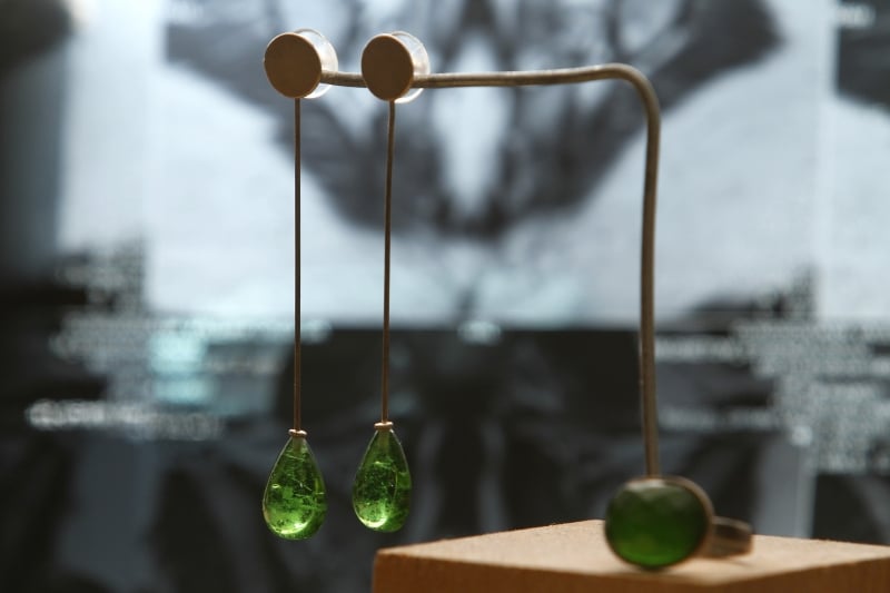 GE - entrevista com Val&eacute;ria S&aacute;, empreendedora que faz joias com raio-x velho que ela pega nos hospitais.
na foto: brincos Foto: MARCELO G. RIBEIRO/JC