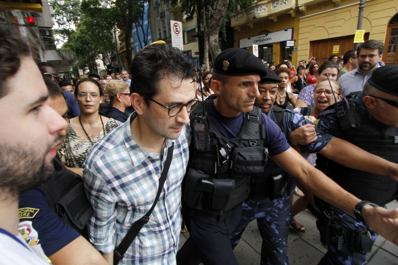 Secretário de Educação foi escoltado pela Guarda Municipal devido ao protestos dos professores