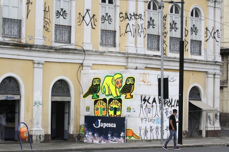 Inscrições foram feitas na fachada voltada à avenida Júlio de Castilhos, onde não teria câmeras