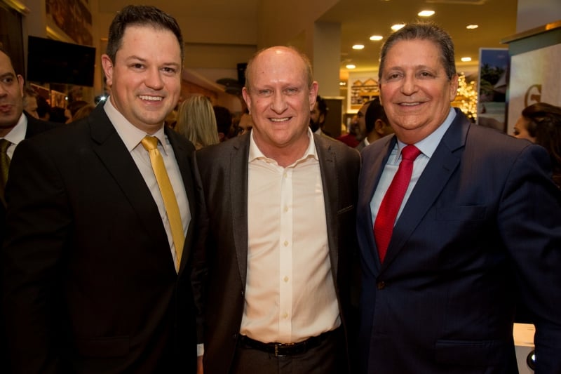 Eduardo e Paula Borges de Assis com Marcel Szajubok, diretor geral da Jeunesse no Brasil, em evento da empresa no Plaza São Rafael