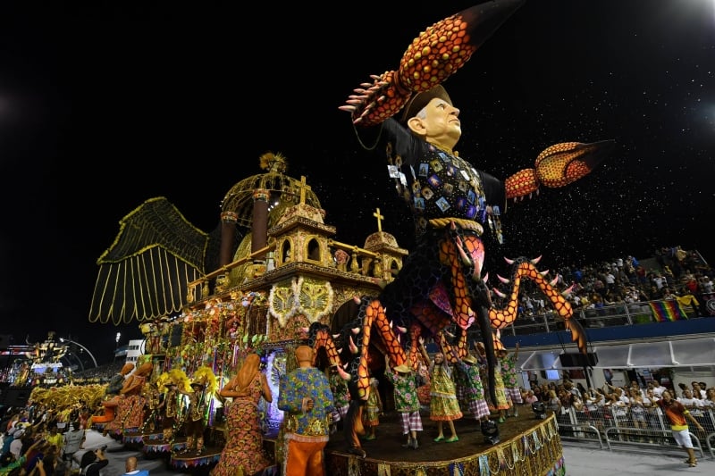 Desfile de escolas de samba em São Paulo começou com a apresentação da Tom Maior