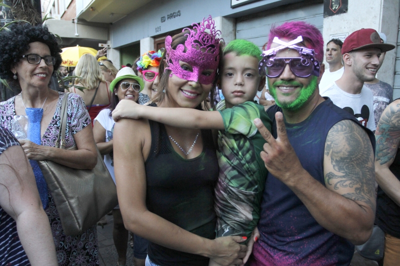 Carnaval da família marciana: pai e filho adotaram o mesmo tom para se divertir