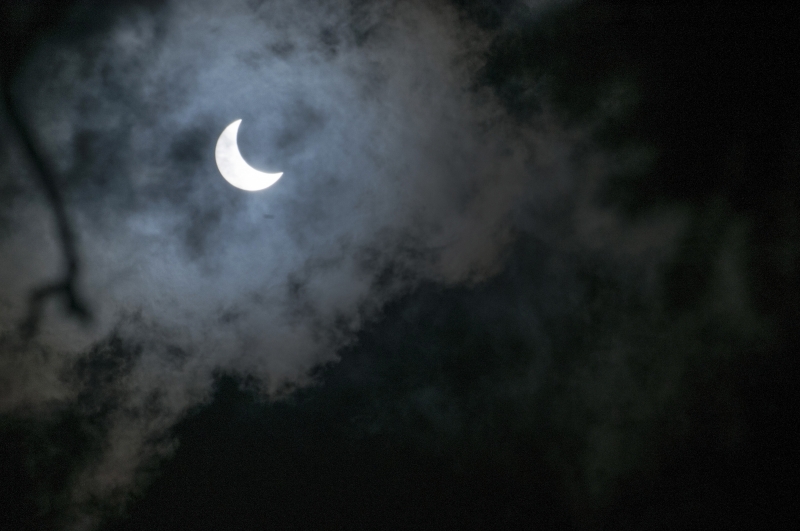 O eclipse deve começar por volta das 15 horas (de Brasília)