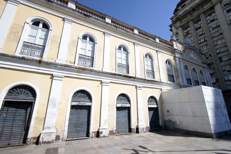 Fachada do Mercado Público amanheceu limpa, sem as pichações de quinta-feira passada