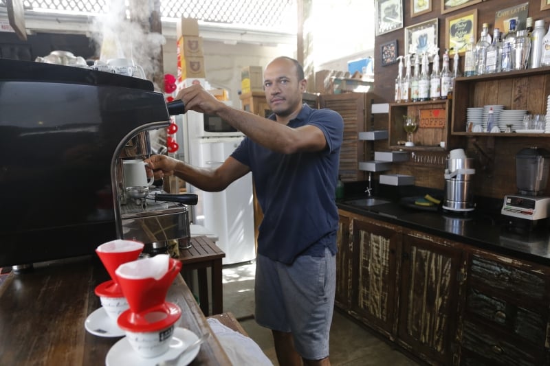 M�rcio � dono do Caf� do Bem, que fica no mesmo lugar da loja M�veis do Bem, na Zona Sul de Porto Alegre
