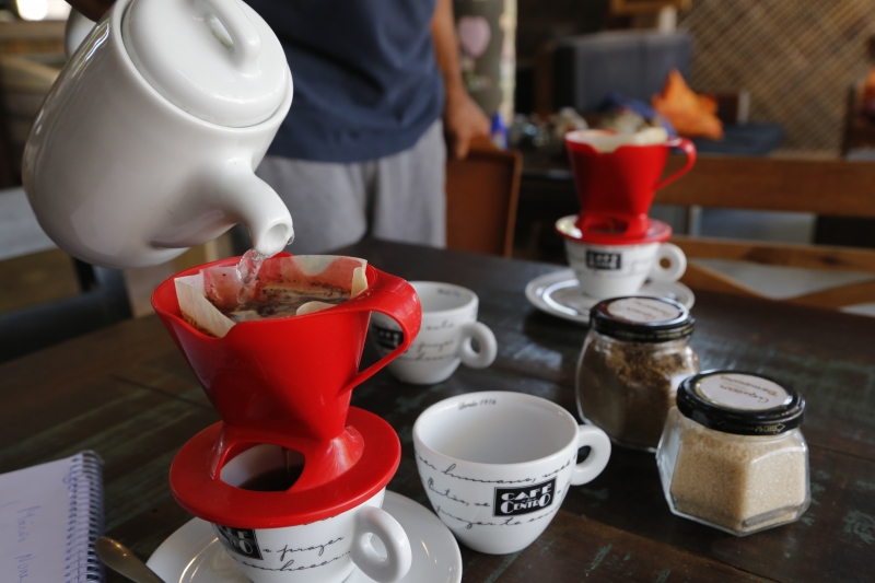 O Caf&eacute; do Mercado oferece cursos para quem quer aprender a preparar caf&eacute;s Foto: CLAITON DORNELLES/JC