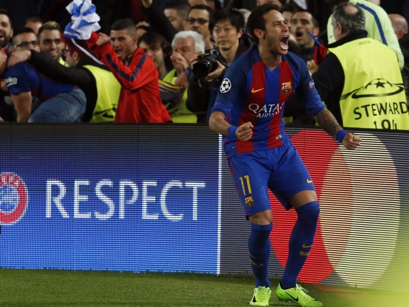 Neymar anota o tento que garantiu a vaga do Barcelona a próxima fase da Liga dos Campeões