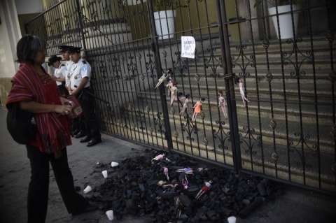 Ativistas de direitos humanos jogaram carvão em frente à Casa Presidencial