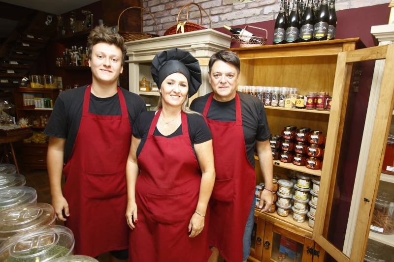 O atendimento familiar é garantido por Rafael, Heloisa e Aloisio  Foto: FREDY VIEIRA/fotos JC