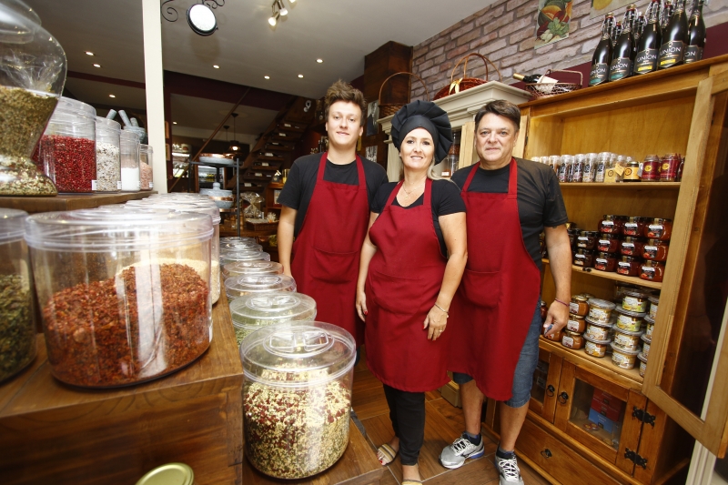 Loja La Cucina di Fontana. Na foto: Rafael Toledo Bondan, Heloisa Fontana Toledo e Aloisio Marques  Foto: FREDY VIEIRA/JC