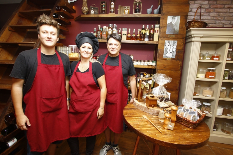 Loja La Cucina di Fontana. Na foto: Rafael Toledo Bondan, Heloisa Fontana Toledo e Aloisio Marques  Foto: FREDY VIEIRA/JC