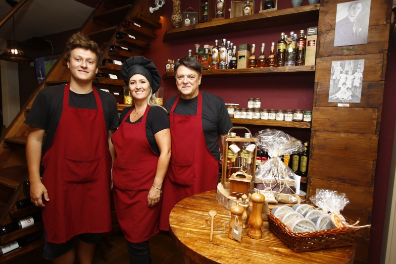 Loja La Cucina di Fontana. Na foto: Rafael Toledo Bondan, Heloisa Fontana Toledo e Aloisio Marques  Foto: FREDY VIEIRA/JC