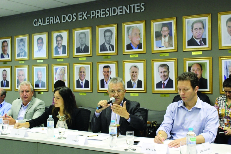 Luiz Carlos Busato (c) foi eleito nesta sexta-feira e deve tomar posse no próximo dia 30