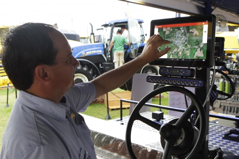 Comandos da máquina reduzem cada vez mais a ação do operador, mas geram mais dados