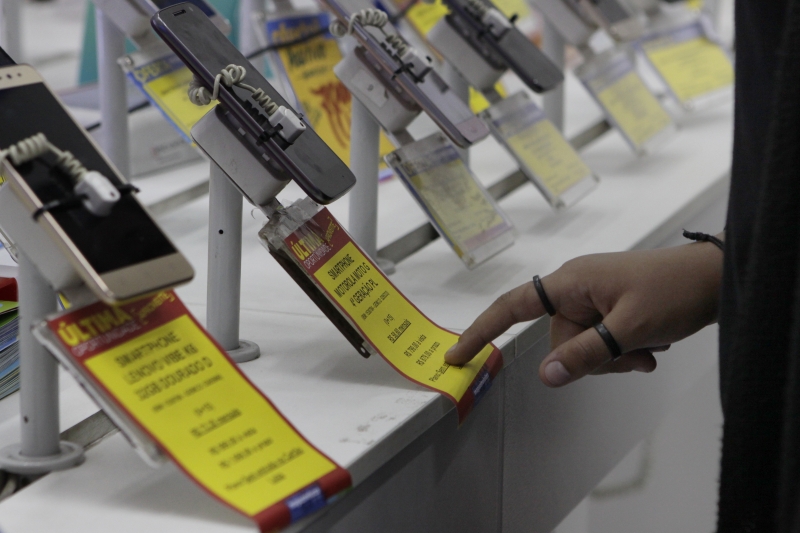  Foram 12,8 milhões de aparelhos comercializados no período, 3,7% a mais do que no primeiro trimestre