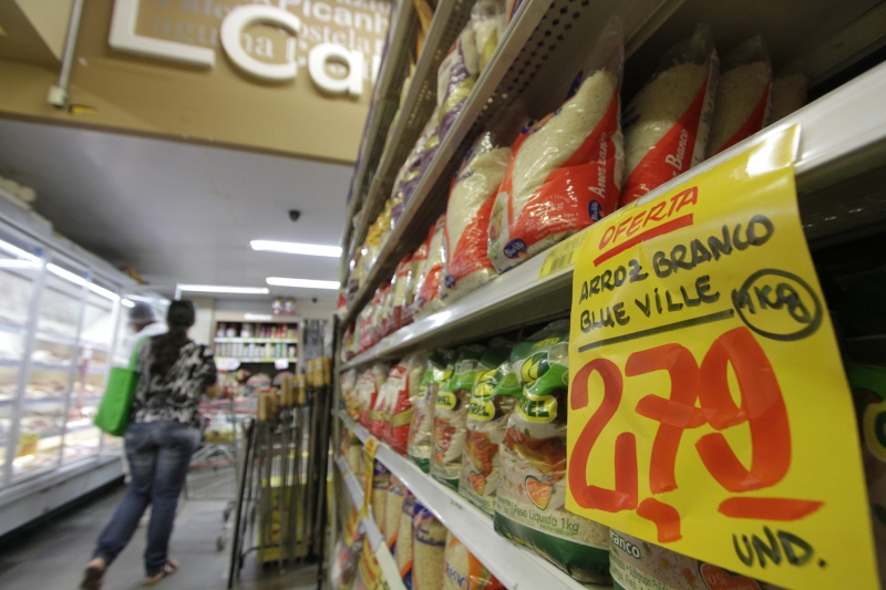 A categoria de supermercados, alimentos e bebidas subiu 0,4% no mês
