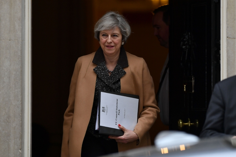 Theresa May quer evitar que processo coincida com eleições holandesas