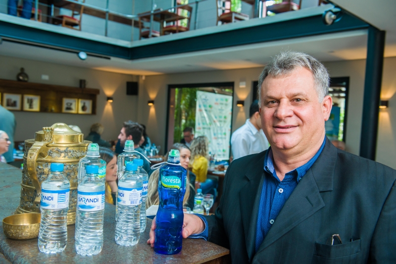 A água é o principal produto da empresa, representando 45% do faturamento, diz o diretor comercial da Sarandi, Jairo Alberto Zandoná. 
