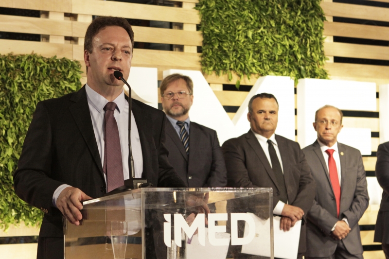 Eduardo Capellari, Alexandre Horn, Luís Antonio Alcoba e Adão Villaverde participaram da cerimônia de inauguração da Imed em Porto Alegre