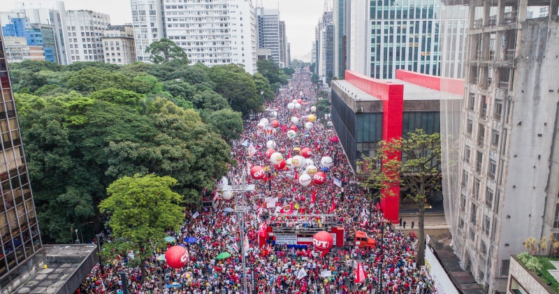 Em São Paulo, avenida Paulista foi fechada; transporte foi interrompido em Belo Horizonte e Rio de Janeiro