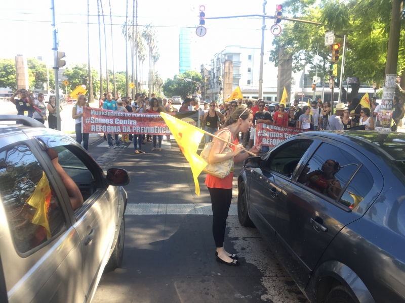 Municipários de Porto Alegre fazem bloqueios nas avenidas João Pessoa e Ipiranga, gerando filas  