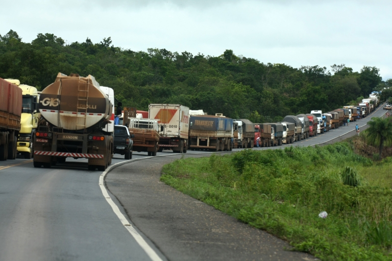 Estrada BR-163, essencial para escoar a safra de soja de Mato Grosso, é uma das que podem ser relicitadas
