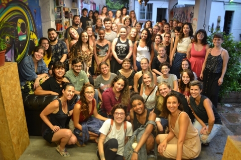 Volunt&aacute;rios que preparam o Fashion Revolution Week POA 2017