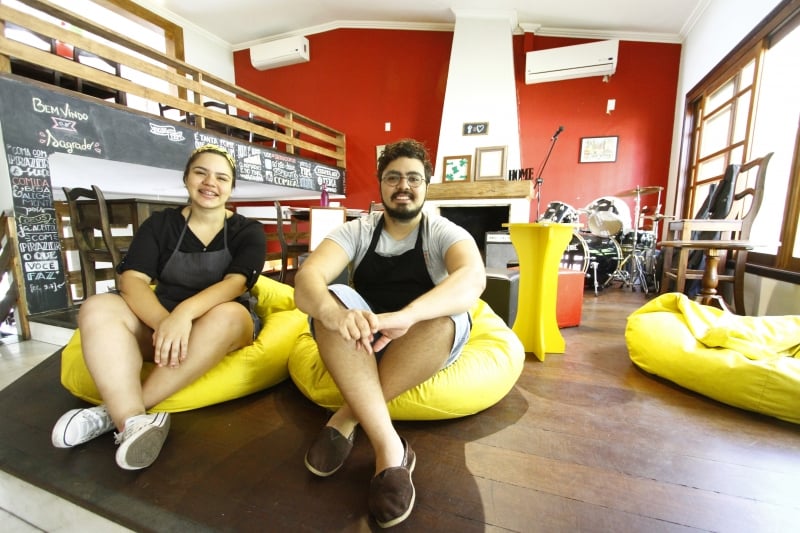 Sagrado Pub
na foto: Scarlet Rebeca de Almeida e Arthur Cadmiel Foto: CLAITON DORNELLES/JC