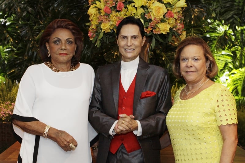 O aniversariante Odalgir Lazzari entre Shirley Kroeff e Maria Beatriz Ferreira