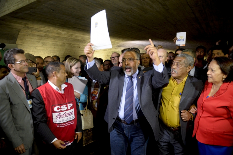 Dez senadores do PMDB, partido do presidente Michel Temer, são signatários do pedido de Paim (c)