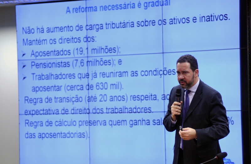 Oliveira apresentou dados sobre despesas para comissão especial