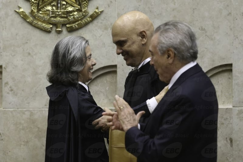 Moraes (c) assumiu a vaga do ministro Teori Zavascki, morto em janeiro