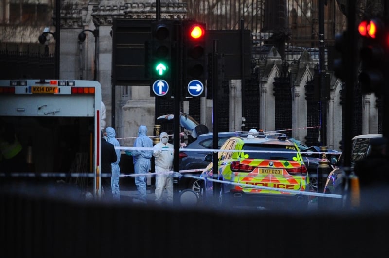 Policias trabalham após ataque nos arredores do Parlamento Britânico
