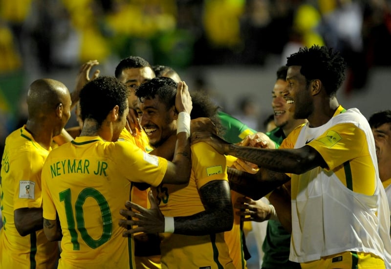 Paulinho comemora com companheiros de equipe um dos tentos do Brasil contra o Uruguai